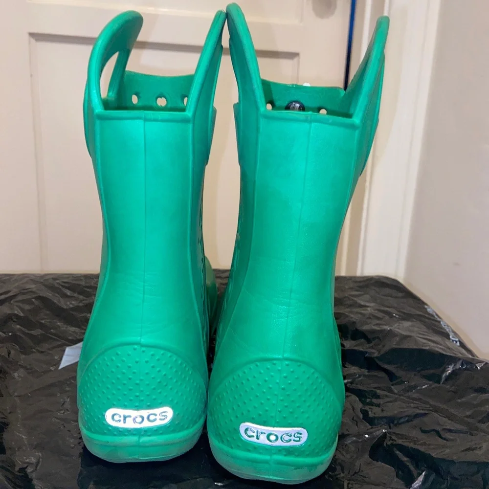 BOY’S CROCS GREEN HANDLE IT RAIN BOOTS SZ J1 PULL ON LIGHTWEIGHT COMFY